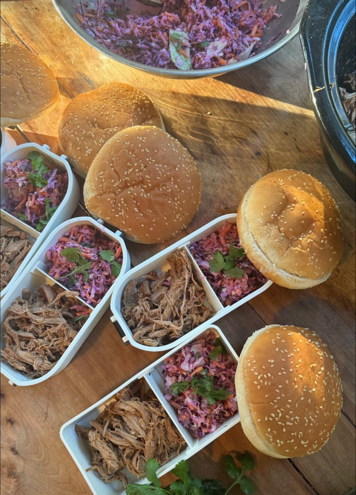 Burgers froids de porc effiloché avec salade de chou rouge et coriandre pour la boîte à lunch
