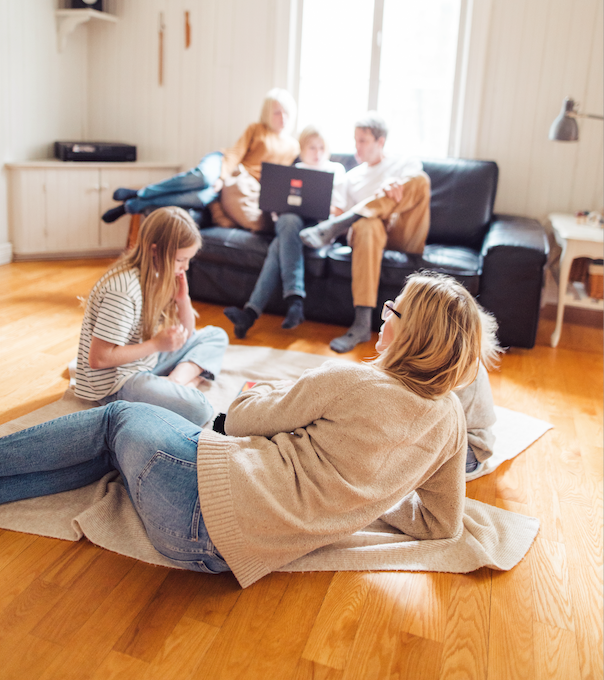 Le bonheur d'être une « living room family » : quand le partage devient art de vivre