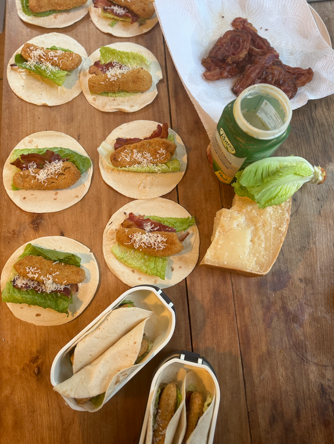 Wrap césar au poulet croustillant pour la boîte à lunch