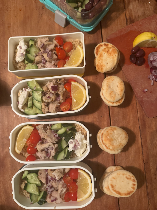 Bol grec au poulet souvlaki pour la boîte à lunch