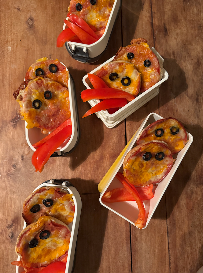 Mini pizzas sur pain naan pour la boîte à lunch