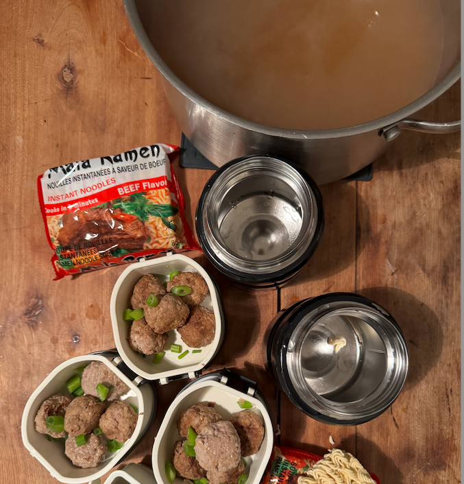 Soupe aux boulettes style wonton pour la boîte à lunch
