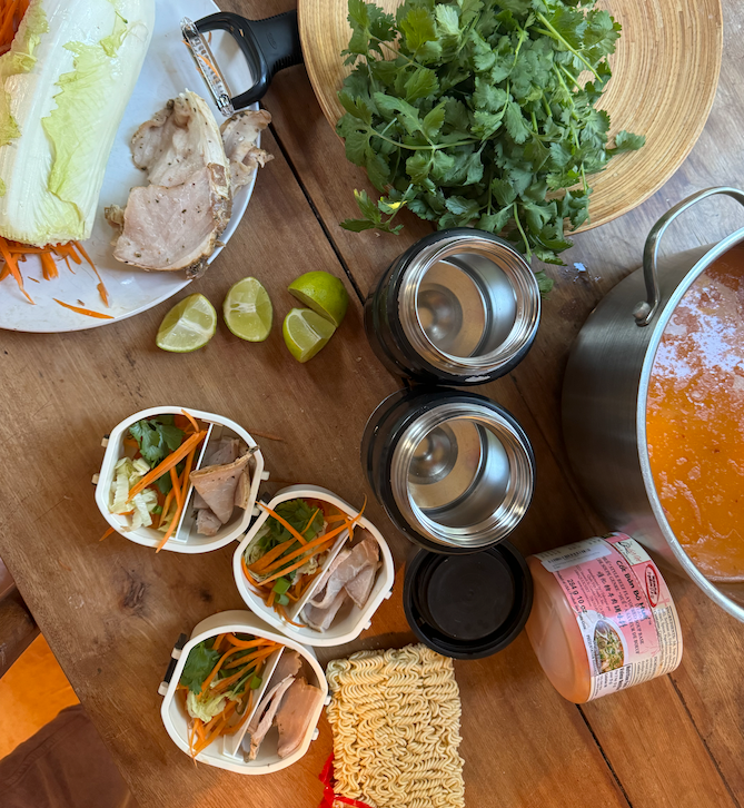 Soupe ramen asiatique au porc pour la boîte à lunch