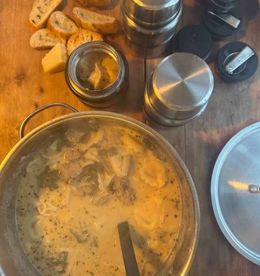 Soupe crémeuse aux tortellinis et saucisses italiennes pour boîte à lunch