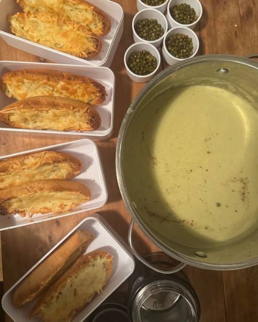 Crème de céleri et pain à l'ail gratiné pour boîte à lunch