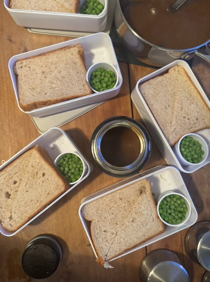 Hot chicken et petits pois pour boîte à lunch