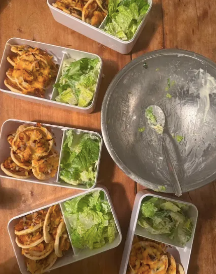 Mini pizzas au poulet BBQ et salade césar pour boîte à lunch