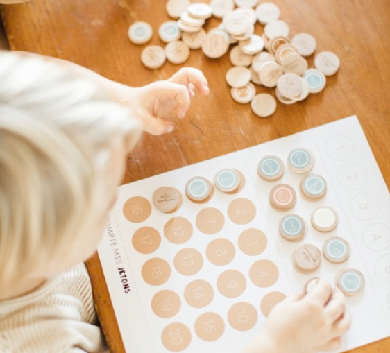 Calendrier familial, jeux de société, caisse enregistreuse… Des outils concrets pour préparer l’abstrait