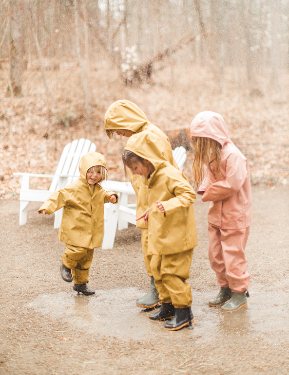 La liberté de se salir: les bienfaits cachés et l'art parental du lâcher-prise