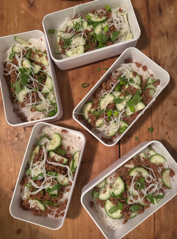 Salade de nouilles thaï au porc haché pour la boîte à lunch