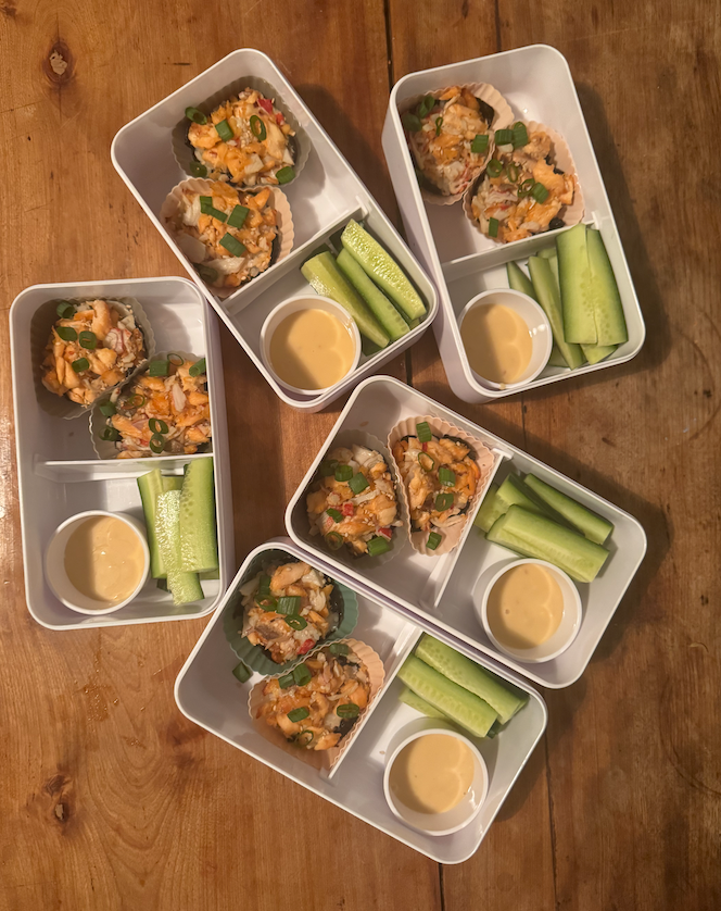 Coupes de sushi au saumon et goberge pour la boîte à lunch