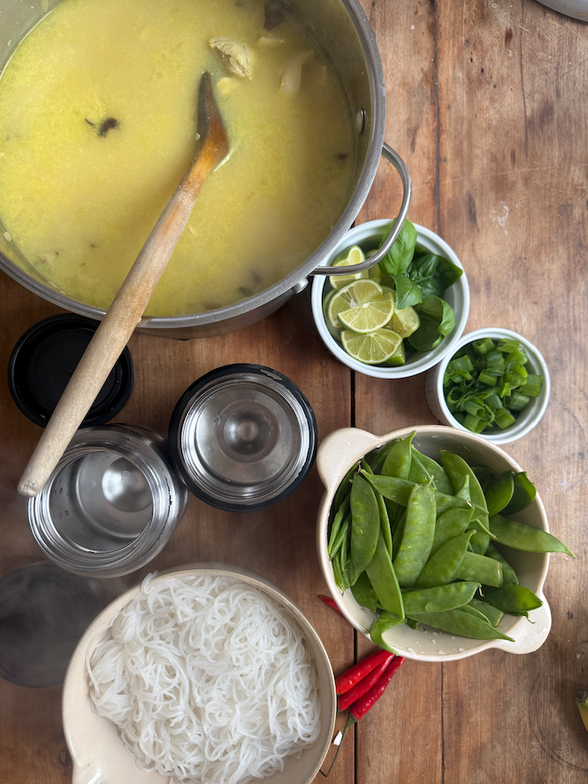 Soupe thaï au poulet pour la boîte à lunch
