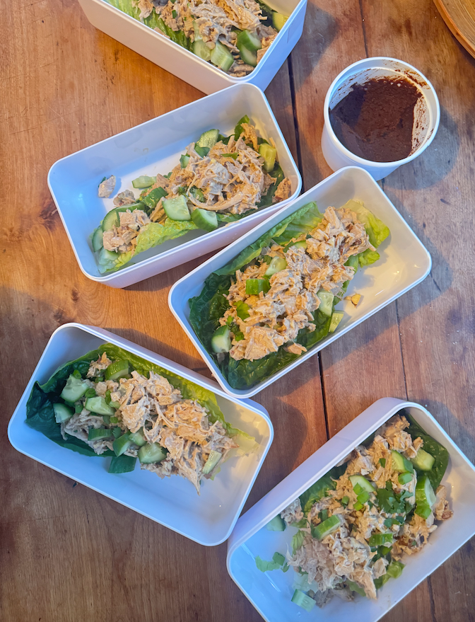 Wrap de laitue au poulet miso-gingembre pour la boîte à lunch