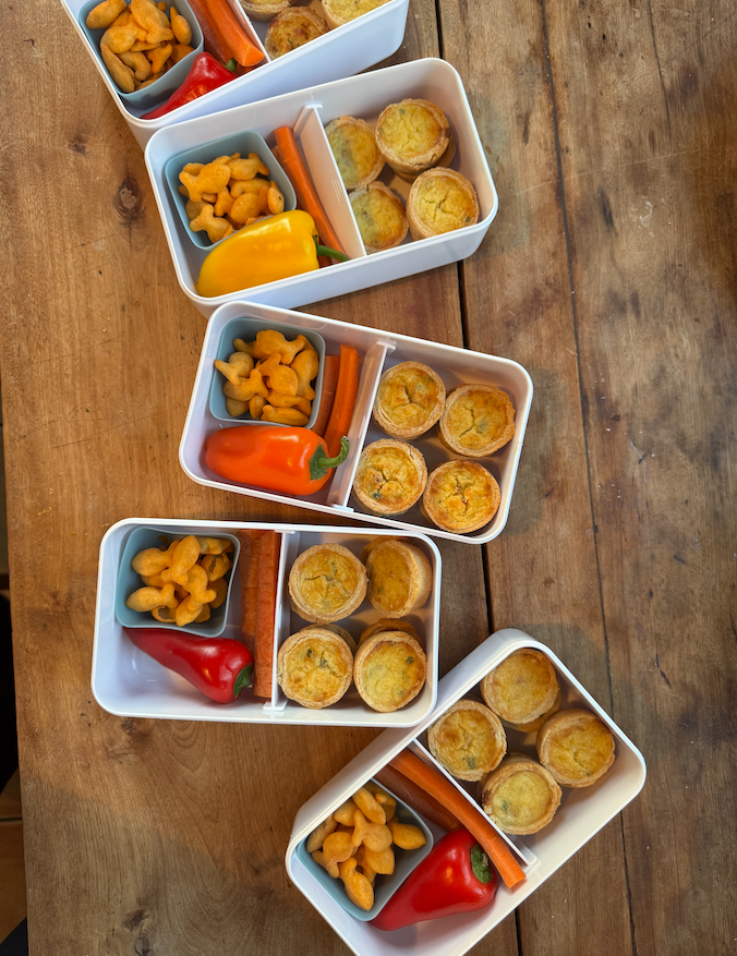 Mini quiches et crudités pour la boîte à lunch