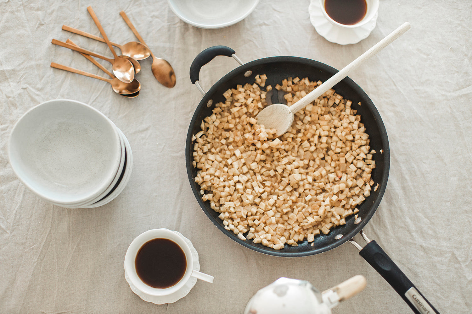 Image de la recette de poêlée de pommes et granola par Les Belles Combines/Image of the apple and granola casserole recipe by Les Belles Combines