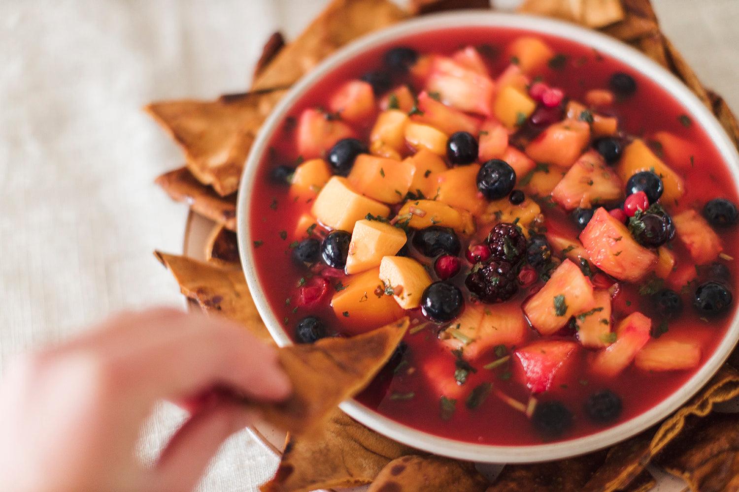 Salade de fruits et chips sucrées