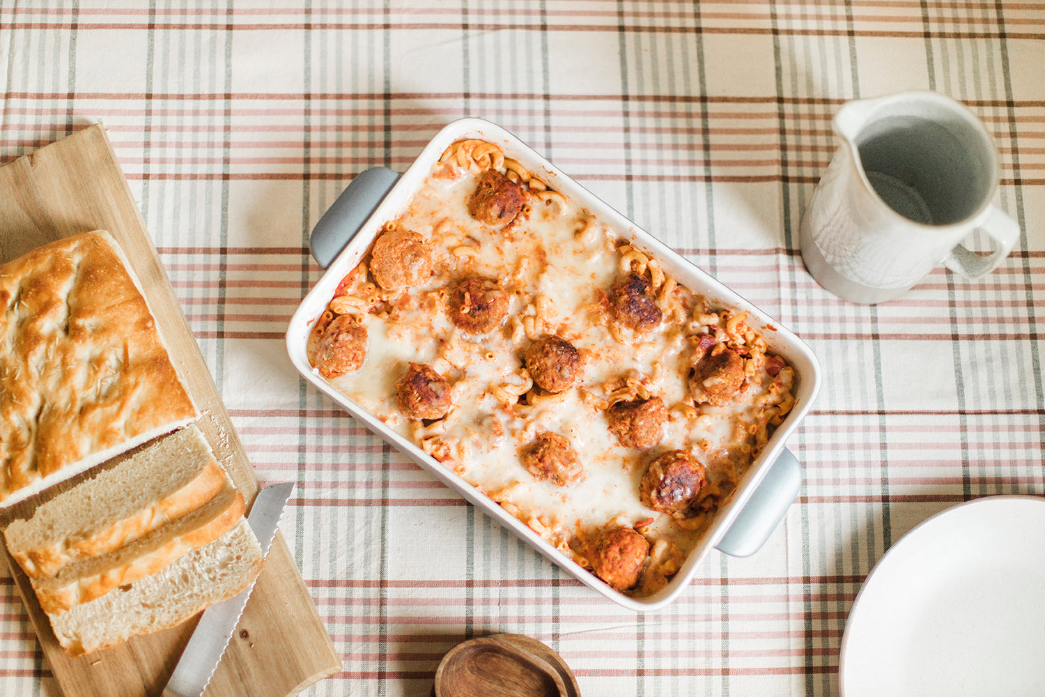 Macaroni gratiné aux boulettes et au bacon