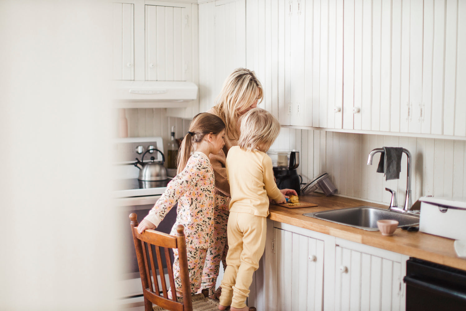 Cuisine en famille : Guide des petites missions à attribuer aux enfants