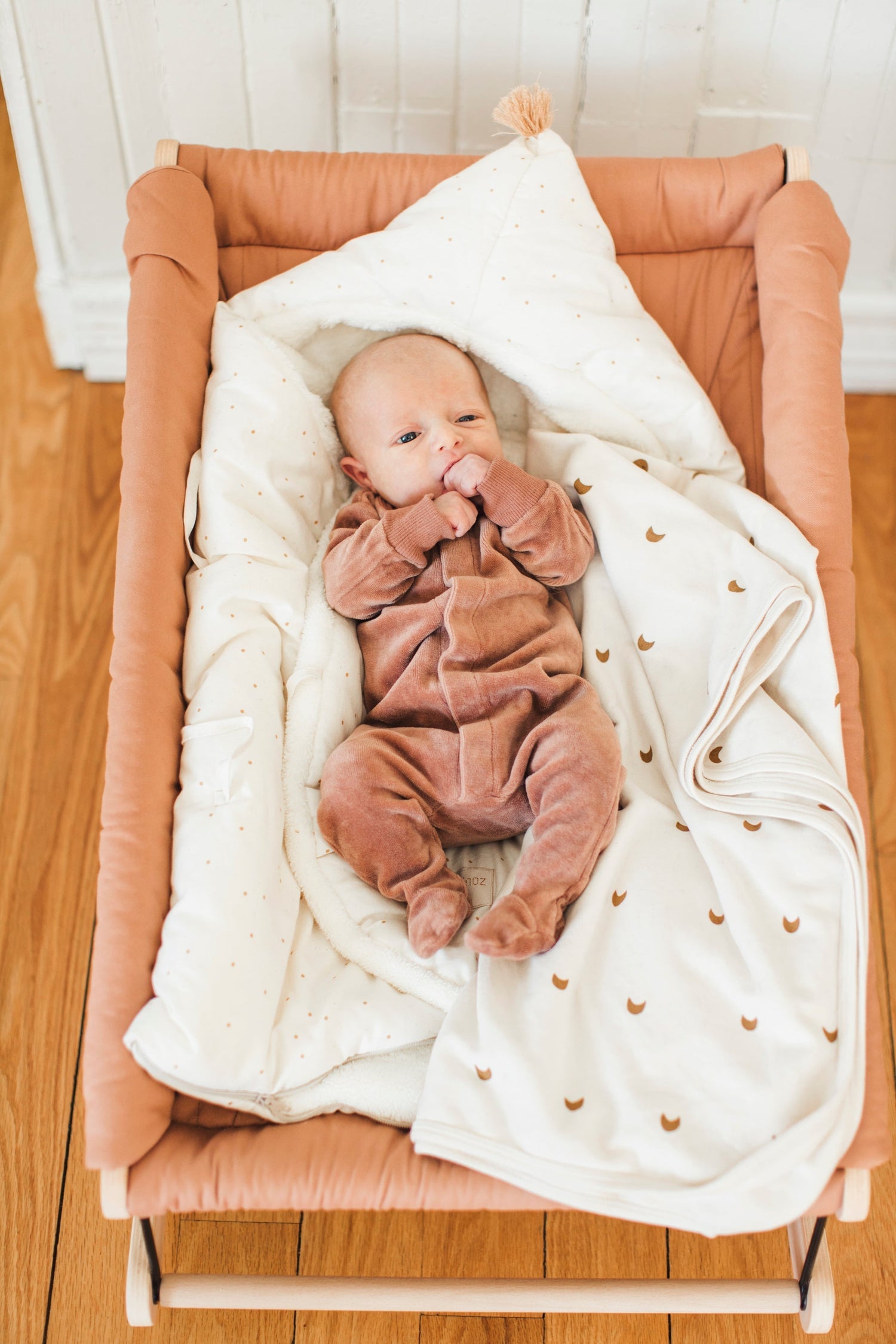 Noël avec un nouveau-né : survivre (et même apprécier!) votre premier temps des Fêtes