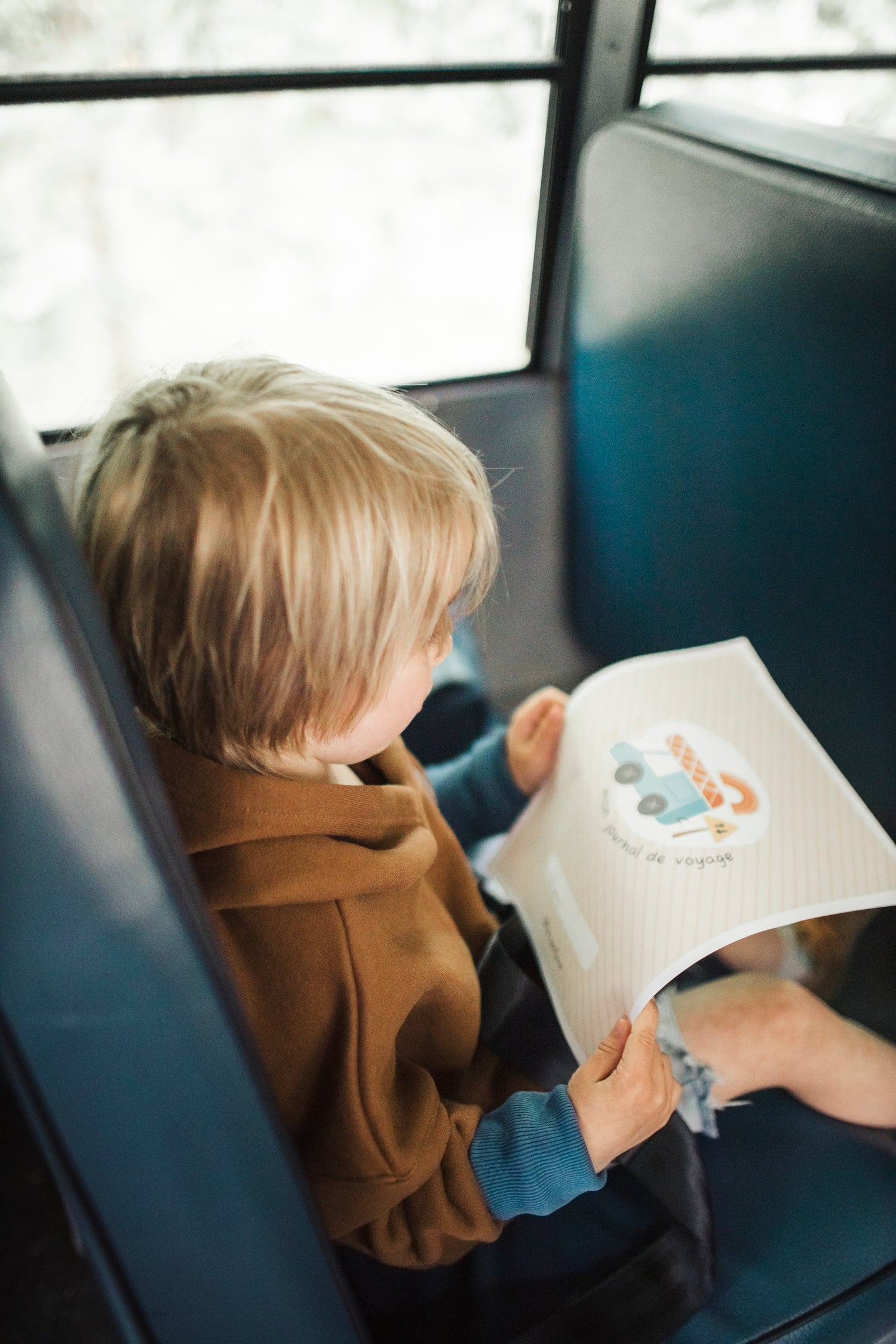 Voler avec de jeunes enfants : conseils et astuces pour un voyage réussi