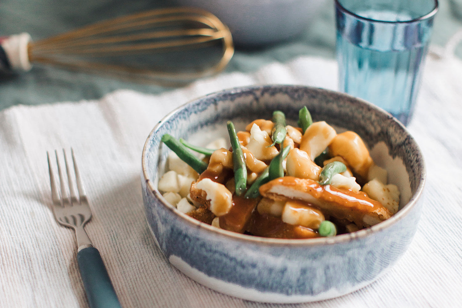 Poutine de bâtonnets de poulet et haricots verts