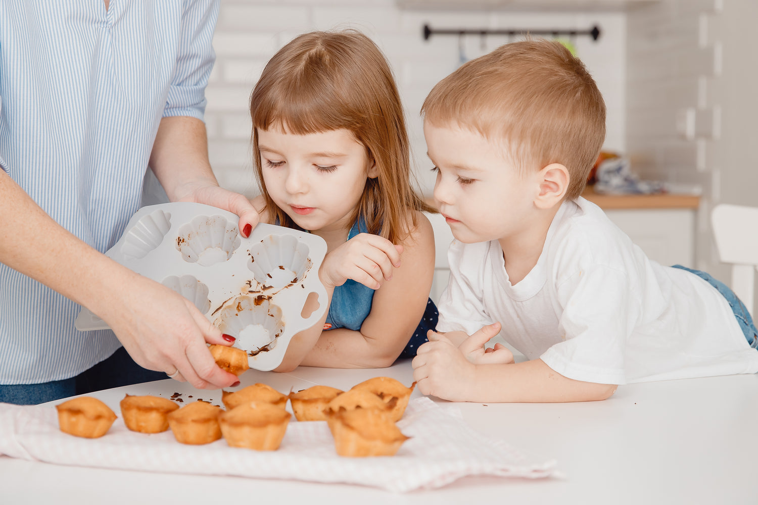 Réception festive à la maison: trucs et conseils pour intégrer vos enfants dans les préparatifs