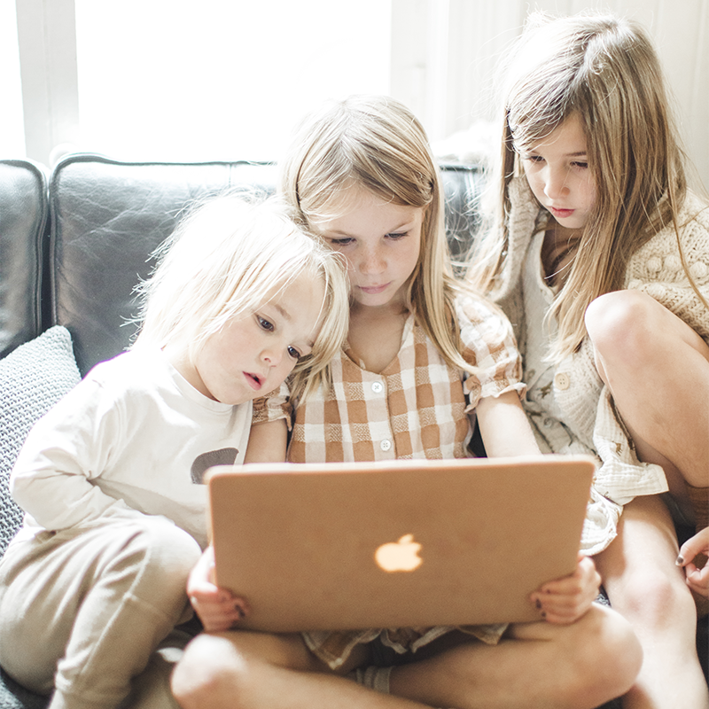 Trois jeunes enfants qui regardent une vidéo sur l&