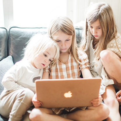 Trois jeunes enfants qui regardent une vidéo sur l&